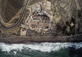 Vista aérea del hotel de El Algarrobico en el parque natural de Cabo de Gata perteneciente al municipio almeriense de Carboneras.