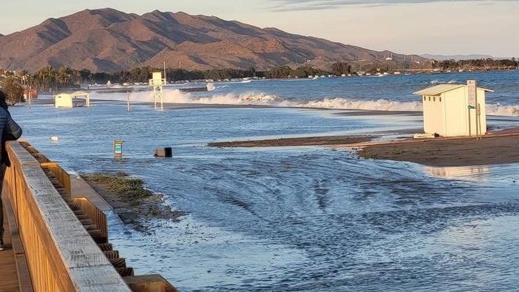 Un temporal se traga la playa de Vera, inunda Natsun y convierte la costa en una laguna