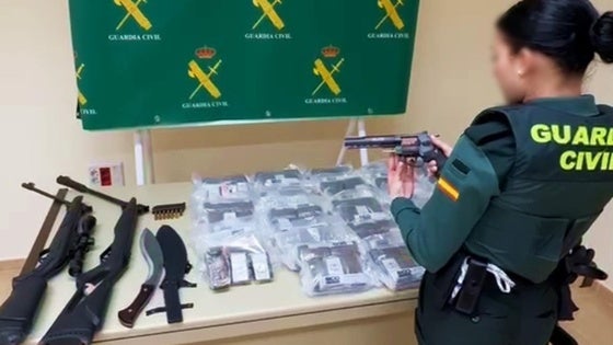 Lo detienen por violencia de género y le incautan armas y droga en su domicilio de Huércal-Overa