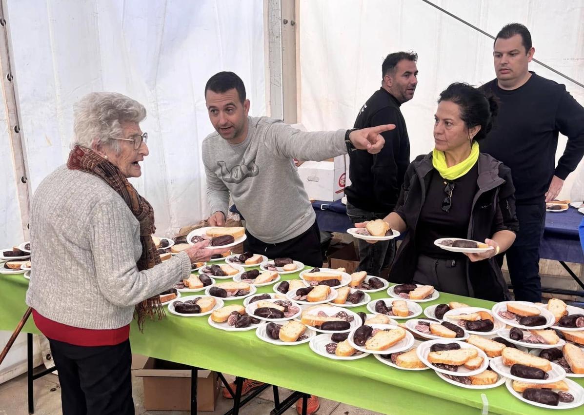 Imagen secundaria 1 - Pulpí celebra la tradicional Fiesta de la Matanza, con morcillas y embutidos artesanales  