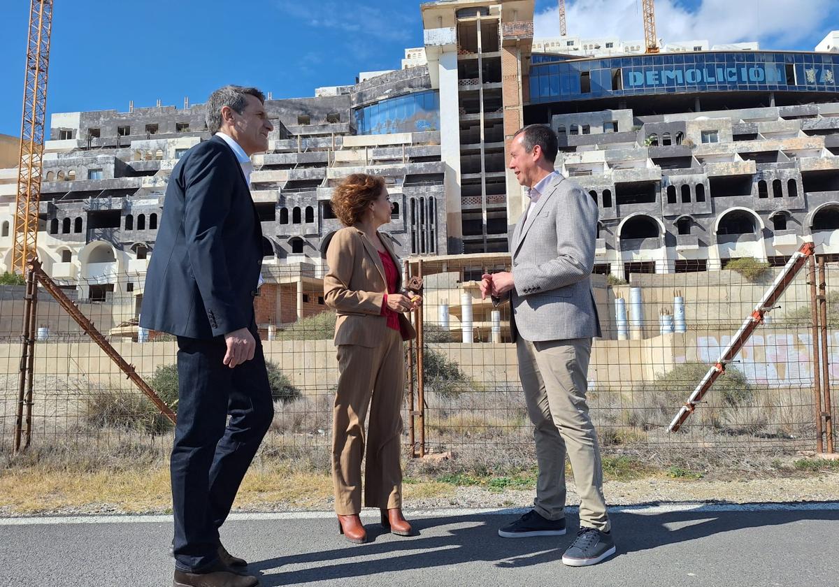 El Gobierno reta a la Junta a expropiar a medias El Algarrobico para derruirlo