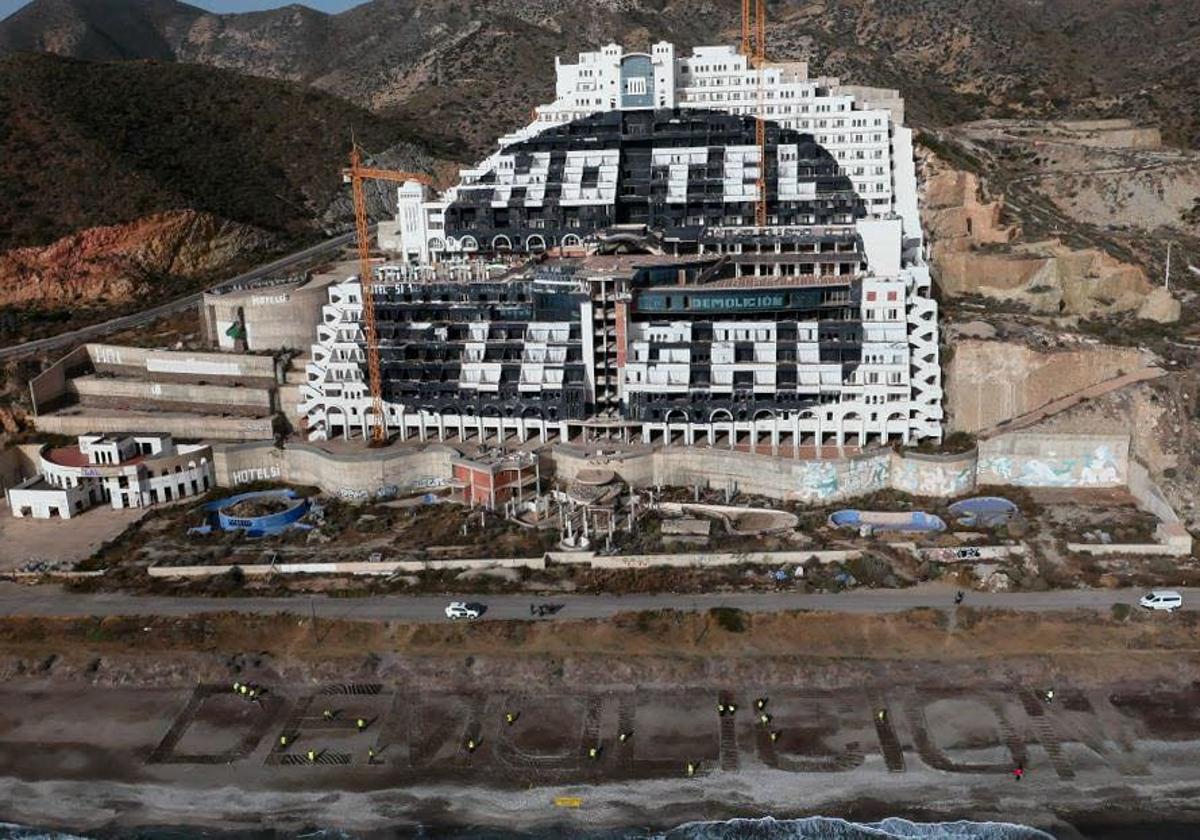 Siete millones de euros para echar abajo el edificio de 21 plantas