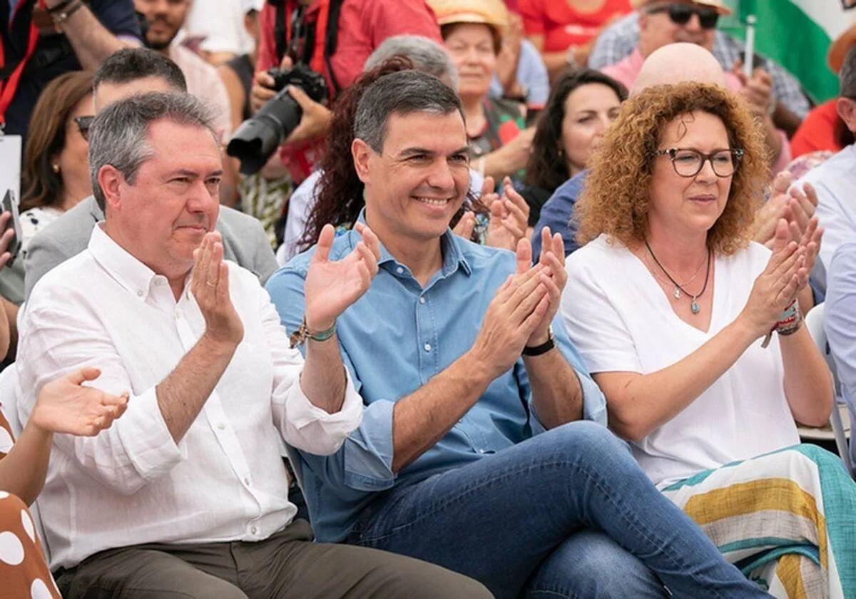 La exalcaldesa de Garrucha, María Cervantes, a la derecha, junto al presidente del Gobierno Pedro Sánchez.