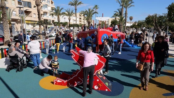 El nuevo 'Parque de la Gamba Roja' preside el Paseo del Malecón de Garrucha