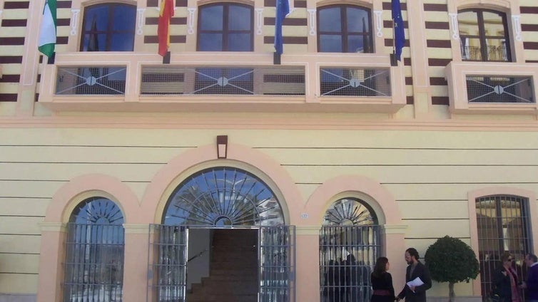 Citan como investigada a la mujer que arrojó un bote con «heces y orines» a un concejal de Garrucha