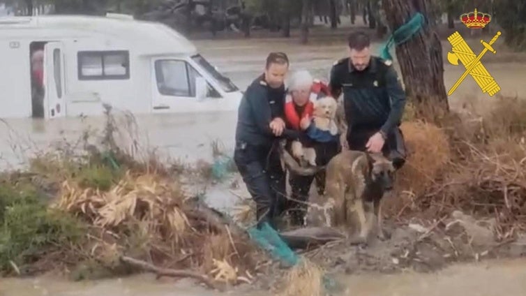 Rescatan a dos ancianos atrapados en la riada de Cuevas del Almanzora