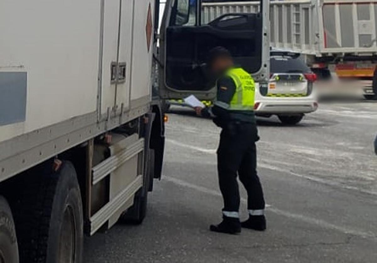 Interceptan en Vera a un transportista que conducía un camión de mercancías peligrosas bajo los efectos de las drogas