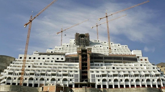 Nuevo reclamo del TSJA al alcalde de Carboneras para iniciar la revisión de la licencia del Algarrobico