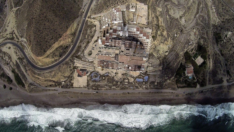 La Junta pide al TSJA «plazo perentorio» al alcalde de Carboneras sobre revisión de la licencia de El Algarrobico