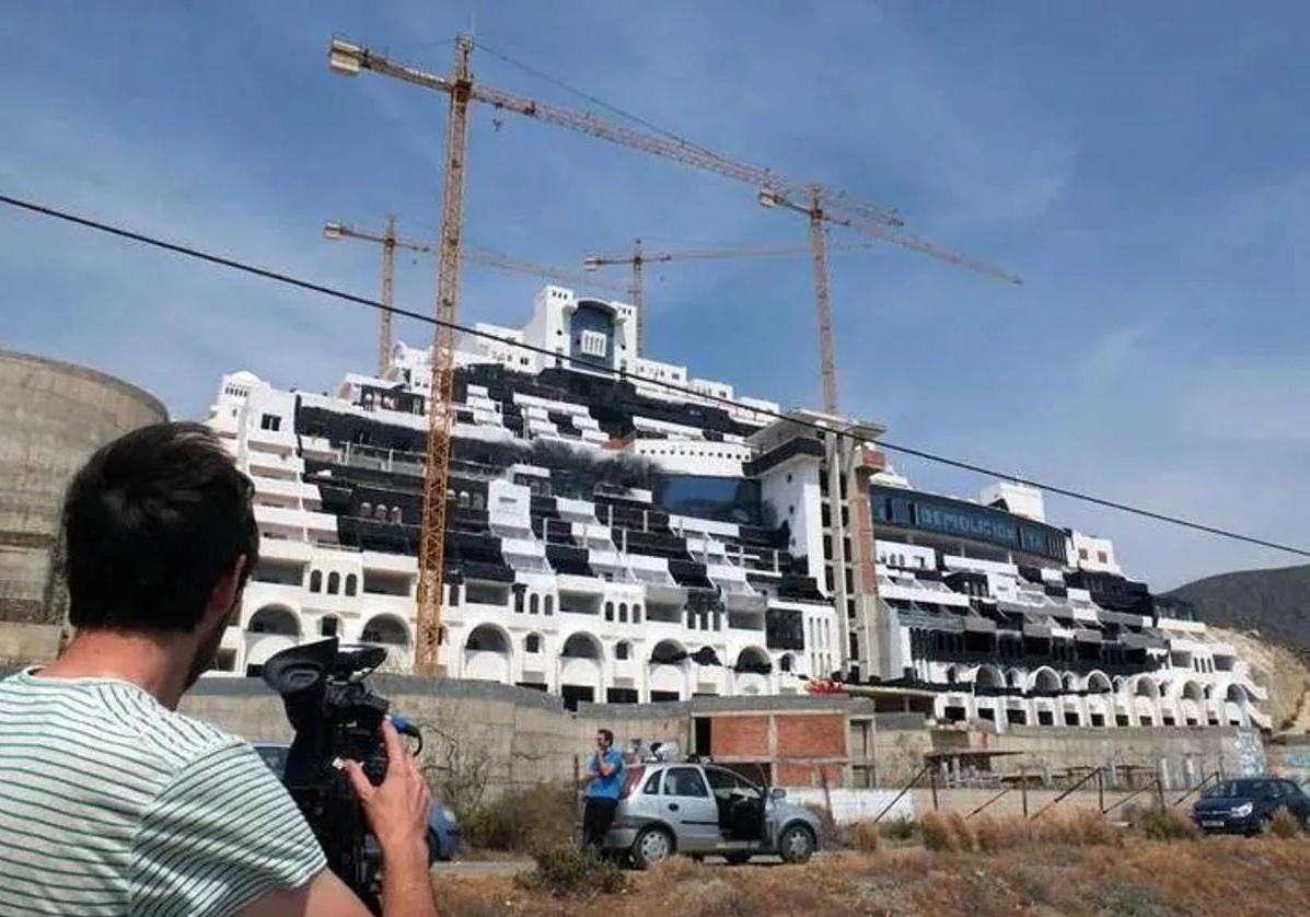 La empresa Azata rechaza la petición de la Junta al TSJA de fijar plazo para revisar la licencia de El Algarrobico