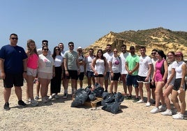 Jóvenes de NNGG de Pulpí y Águilas recogen residuos en las playas de Los Cocedores y La Carolina