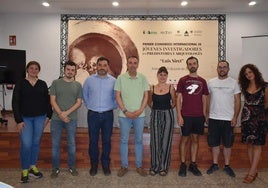 El concejal de Patrimonio, Pedro Rodríguez, y el alcalde, Pedro Ridao (segundo y tercero por la izquierda), entre los ponentes de la primera jornada.