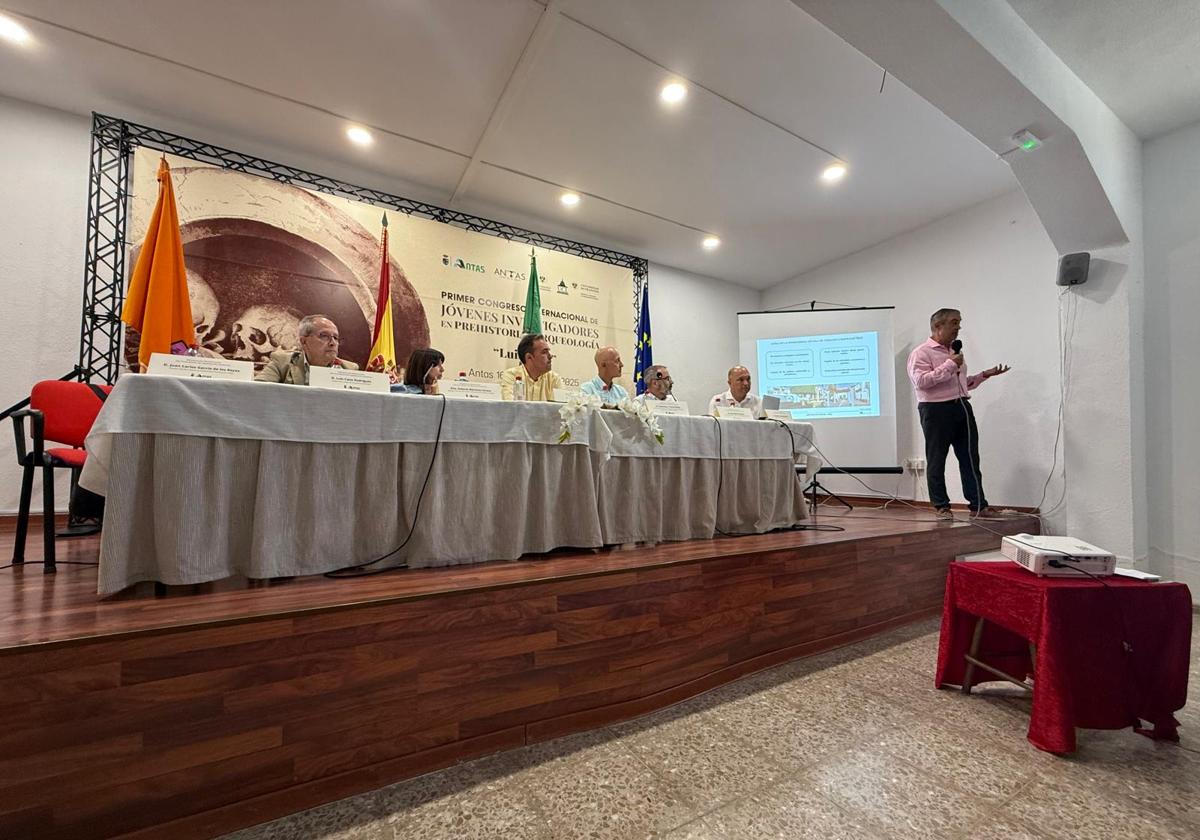 El arquitecto jefe del PBOM de Antas explica el Plan a la concurrencia.