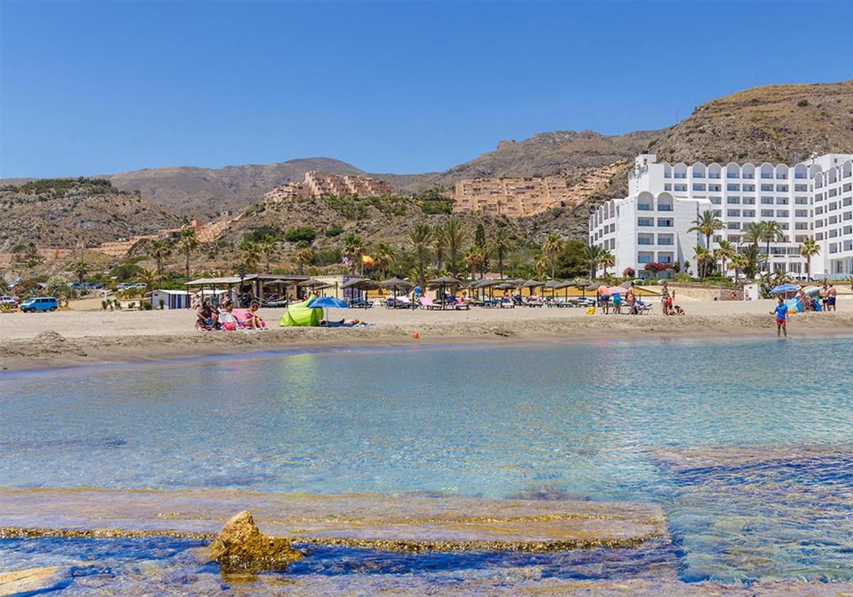 Muere un bañista en una playa de Mojácar