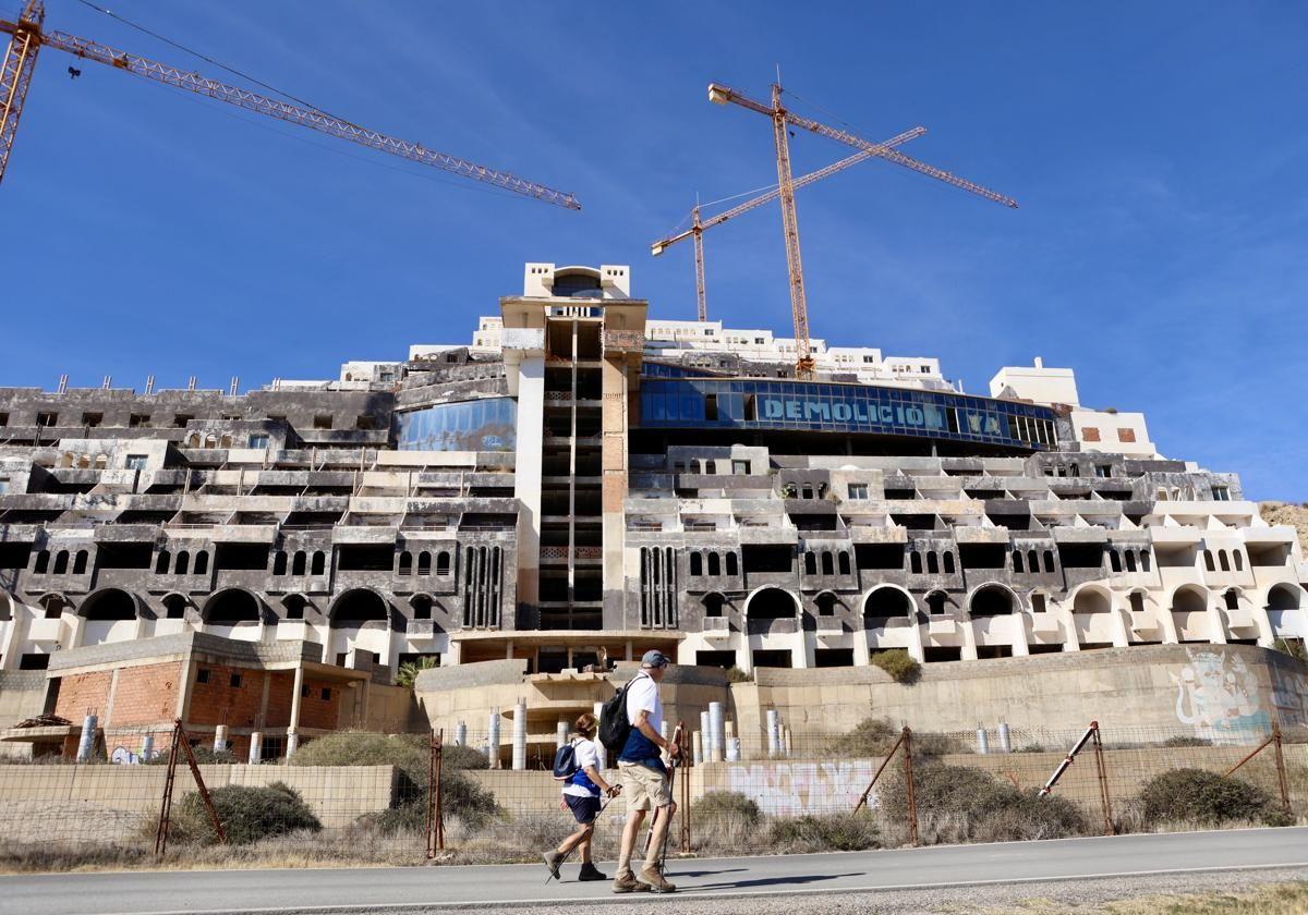 Ecologistas en Acción advierte de posibles «ilícitos penales» en la revisión de la licencia del Algarrobico