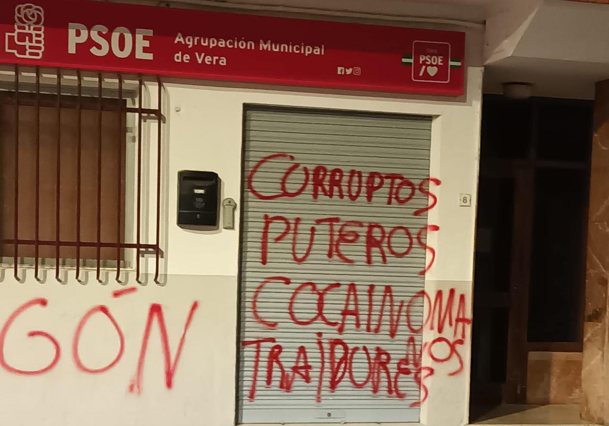 «Corruptos, puteros, cocainómanos»: vandalizan la sede del PSOE de Vera
