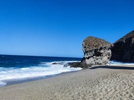 Reanudan la búsqueda del joven desaparecido en la playa de Los Muertos en Carboneras
