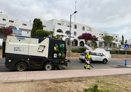 Mojácar aprueba ampliar el contrato de limpieza, playas y jardines con el voto en contra de la oposición