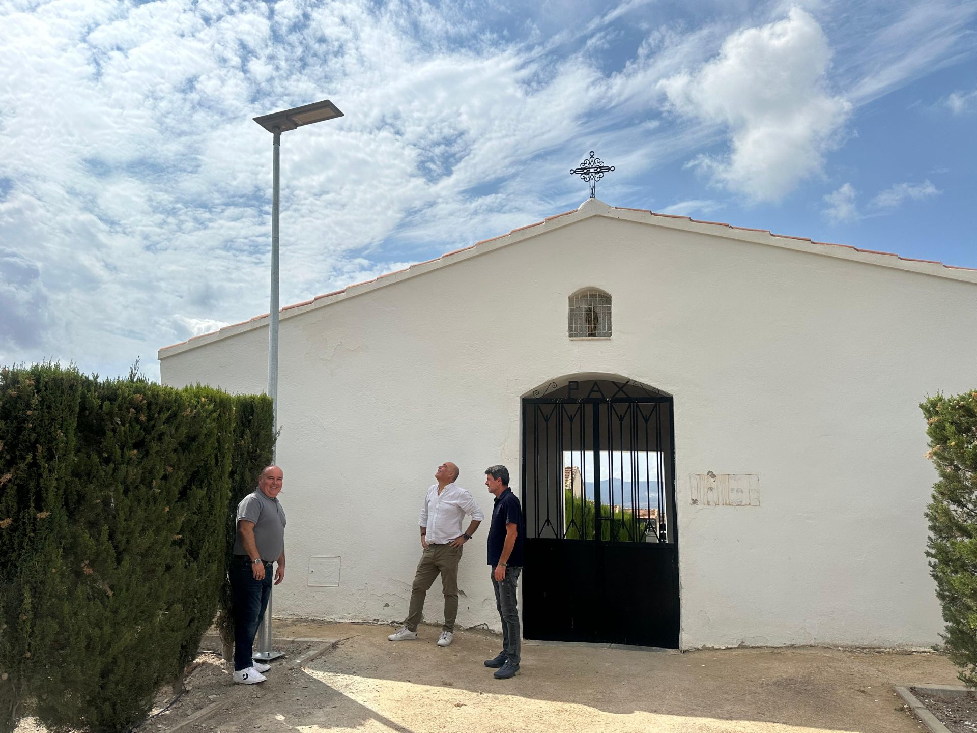 Farolas solares instaladas en los cementerios de Huércal-Overa.