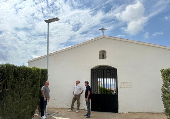 Farolas solares instaladas en los cementerios de Huércal-Overa.