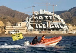 Greenpeace pide la Junta que expropie El Algarrobico: «Sería absurdo que solo se derribe una parte»