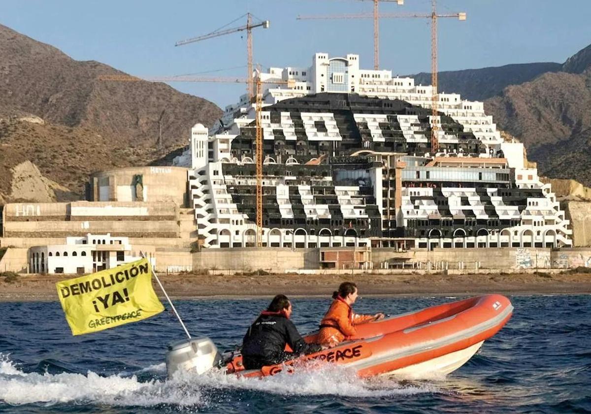 Greenpeace pide la Junta que expropie El Algarrobico: «Sería absurdo que solo se derribe una parte»