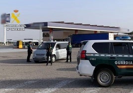 Agentes de Guardia Civil en la estación de servicio.