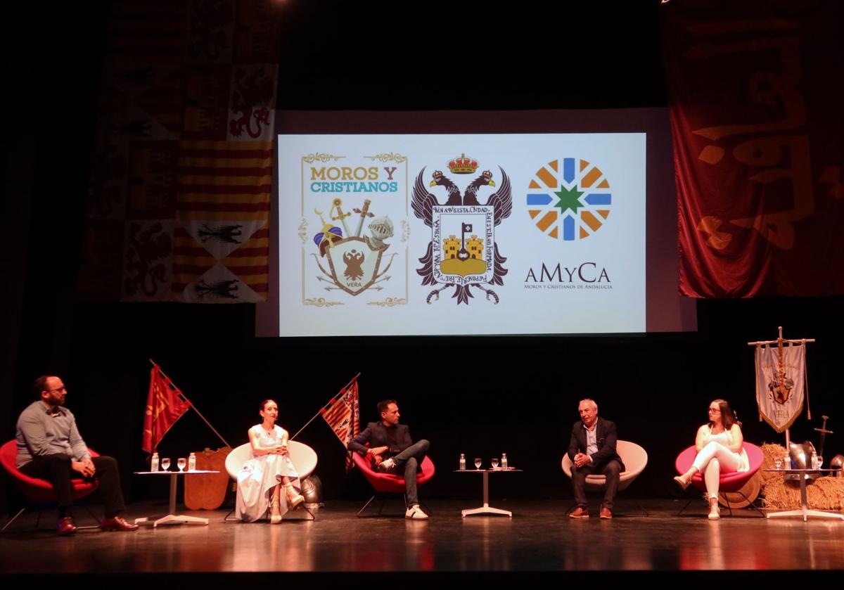 Imagen principal - Vera se convierte en la capital andaluza de los Moros y Cristianos