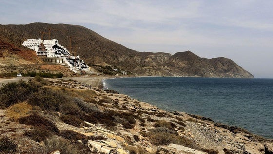 Carboneras alude a su falta de personal para avanzar en la revisión de la licencia de El Algarrobico