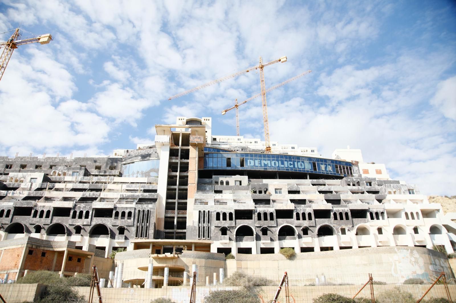 Hotel construido en la playa del Algarrobico, en Carboneras.