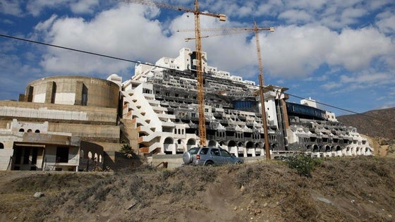 El TSJA amenaza con multas a Carboneras para rectificar ya el PGOU del Algarrobico