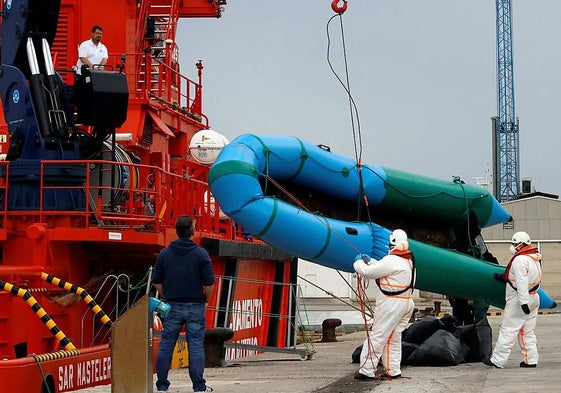 Asisten en Vera a 17 inmigrantes de una patera, entre ellos una embarazada evacuada al hospital