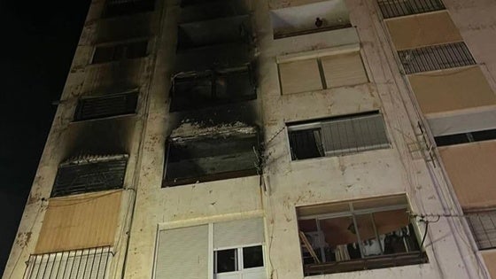 Medio centenar de desalojados por un incendio en un edificio en Vera durante la madrugada de Año Nuevo