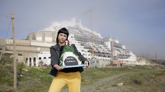 Greenpeace entrega al alcalde de Carboneras una tarta del Algarrobico: «Está tan buena que debería ser ilegal»