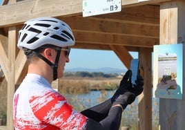 El alcalde de Vera escanea uno de los códigos QR instalados en el municipio.