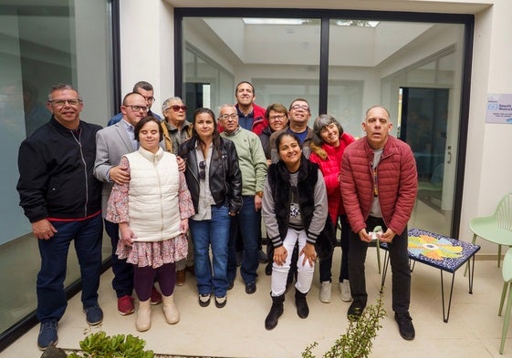 Los usuarios que residirán en el hogar que les ha creado Asprodalba.