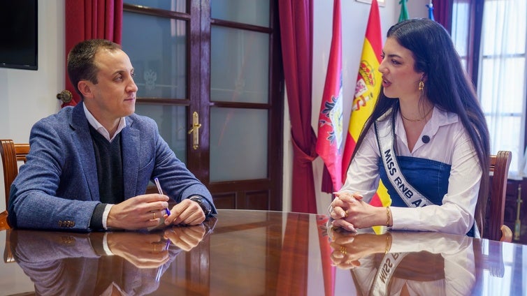Vera recibe a la representante de Almería en el certamen de belleza Miss RNB España 2026