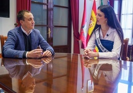 El alcalde de Vera y la candidata al certamen de belleza Miss RNB España 2026.