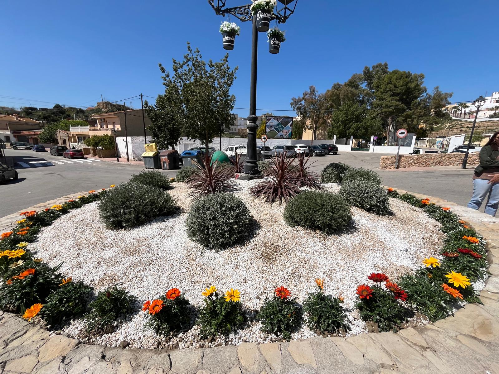 Imagen secundaria 1 - El renacer verde de Cuevas del Almanzora, en manos del alumnado del Programa de Empleo y Formación