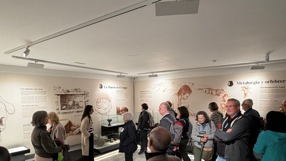 El Argar deslumbra a la élite de la arqueología nacional en una visita histórica a Antas