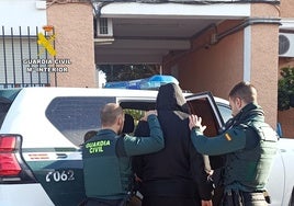 Los agentes de la Guardia Civil arrestan al sospechoso.