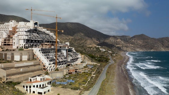 El Gobierno defiende propiciar el derribo de El Algarrobico desde «todas» las opciones posibles