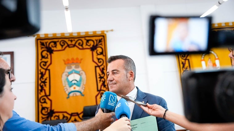 El alcalde de Carboneras se queda solo al frente del gobierno local y asume todas las competencias
