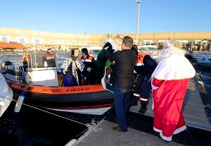 Cientos de carboneros reciben a los Reyes Magos en el Puerto Pesquero