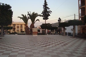 Modernizan la Plaza huercalense del Gobernador, con varias actuaciones