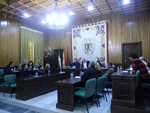 Huércal Overa fija el mercado de los jueves, baja tasas y aprueba la subida del IBI