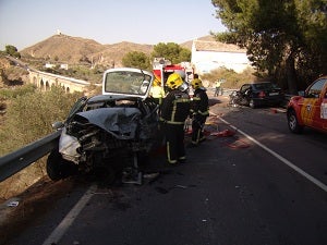 Un fallecido, un herido y una carretera totalmente cortada tras una colisión frontal entre dos coches