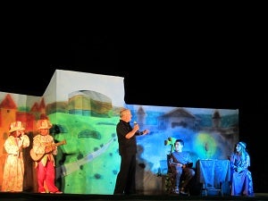 Más de doscientas personas disfrutan del teatro infantil en el Paseo Marítimo de Vera