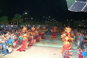 El 'Carnaval del verano', llenó de ritmo y color el Paseo Marítimo de San Juan de los Terreros