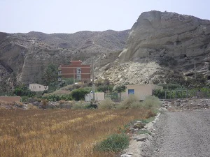 Desprendimiento de tierra en Cuevas que dificulta el acceso a El Calguerín